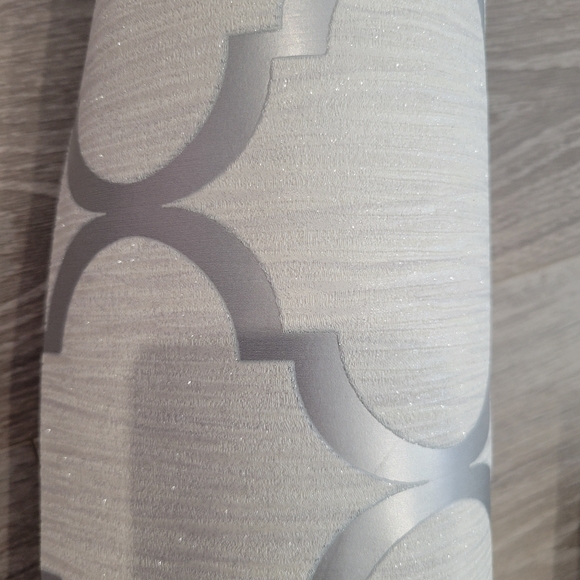 Silver glitter trellis wallpaper from the U.K. - Picture 2 of 5